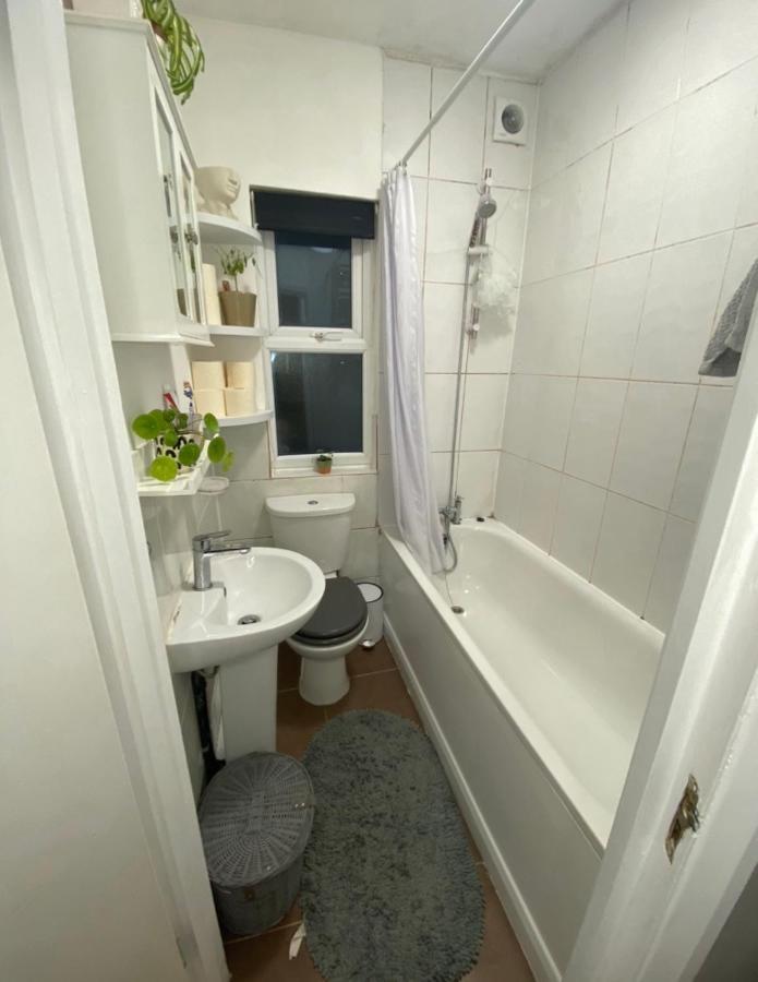 Guest Bedroom With King Size Bed In Brixton Λονδίνο Εξωτερικό φωτογραφία